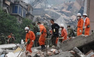 Des cris, de plus en plus faibles, s'élevaient encore vendredi des bâtiments et des écoles en ruines dans le Sichuan, guidant les sauveteurs à la recherche des derniers survivants du séisme dont le bilan devrait se chiffrer en dizaines de milliers de morts.