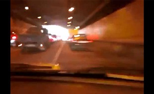 Capture d'écran de la vidéo montrant une jeune Russe percutant uen dizaine de voitures à 190 km/h à Moscou, le 23 mai 2013.