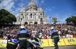 Quatre spectateurs du Tour interpellés pour des jets de clous à Montmartre