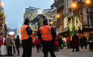 Des policiers belges patrouillent à Bruxelles, le 27 novembre 2015