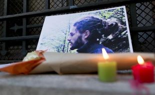 Des bougies et des fleurs sont déposées le 6 novembre 2014 devant une photo de Rémi Fraisse au pied d'un établissement scolaire à Paris