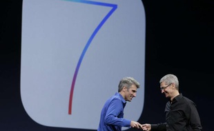 Craig Federighi et Tim Cook présent le nouvel iOS 7 d'Apple le 10 juin 2013 à San Francisco.