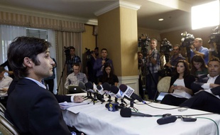 Conférence de presse de Michael Egan qui accuse le réalisateur Bryan Singer de viol sur mineur, à Los Angeles le 17 avril 2014