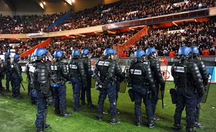 Les policiers se placent devant la tribune des supporters parisiens au Parc des princes lors de PSG-OM le 28 février 2010.