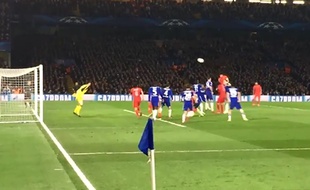 Le défenseur du PSG Thiago Silva égalise de la tête contre Chelsea, le 11 mars 2015, à Stanmford Bridge.