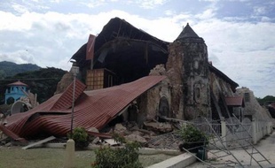 Une église détruite par un séisme à Loboc, le 15 octobre 2013 aux Philippines