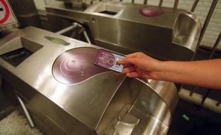 Un usager de la RATP présente son Passe Navigo aux bornes du métro.