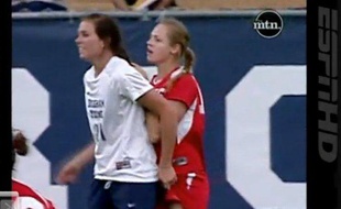 Capture d'écran d'un match de football féminin aux Etats-unis. Football ou catch, c'est au choix...