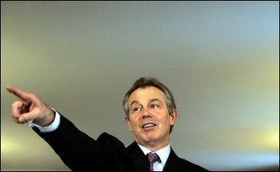 Tony Blair s'est attiré samedi de vives critiques de parents de soldats morts en Irak et de l'opposition libérale-démocrate, en évoquant Dieu dans une interview traitant de sa décision de partir en guerre dans ce pays.