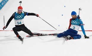 Martin et Simon Schempp à l'arrivée de la mass-start des JO de Pyeongchang, finalement remportée par le Français, le 18 février 2018.