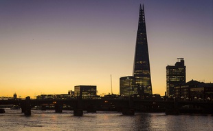 A Londres, un homme a gravi sans cordes ni équipement le Shard, le plus haut gratte-ciel de Londres.