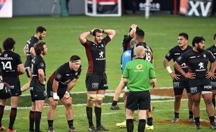 La déception des joueurs du Stade Toulousain après leur défaite à domicile contre Lyon en Top 14, le 11 mars 2018.