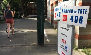 Entrée d'un bureau de vote à Lille aux législatives du 11 juin 2017