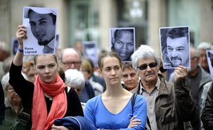 Des proches des otages français au Sahel, lors d'un rassemblement le 1er juin 2013 à Nantes.