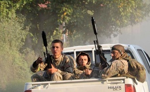 Trois policiers géorgiens et onze membres d'un groupe armé venu de Russie ont été tués mercredi dans des combats en Géorgie, près de la frontière entre cette ex-république soviétique et la Russie, a indiqué le ministère géorgien de l'Intérieur.