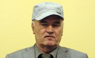 Le procès de l'ex-chef militaire des Serbes de Bosnie Ratko Mladic reprend lundi avec l'audition du premier témoin de l'accusation devant le Tribunal pénal international pour l'ex-Yougoslavie (TPIY), deux jours avant la commémoration de la chute de Srebrenica.
