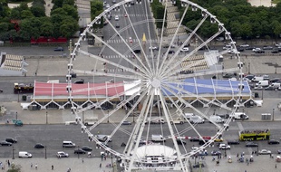 La tribune présidentielle et la grande roue place de la Concorde à l'occasion du défilé du 14 juillet 2016 à Paris.
