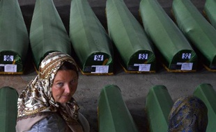 Une musulmane de Bosnie, survivante du massacre de Srebrenica cherche ses proches parmi les 175 nouveaux corps récemment identifiés, le 10 juillet 2014 dans le village de Potocarion