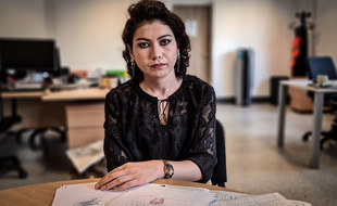 Suraya Alizada, journaliste afghane réfugiée en France, craint pour sa famille restée au pays.