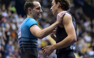 Renaud Lavillenie félicite Armand Duplantis après sa victoire lors du All Star Perche.