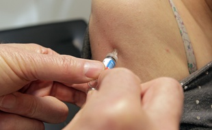 Lille, le 11 octobre 2013. Vaccination contre la grippe saisonniere a l'Institut Pasteur de Lille avec le vaccin Vaxigrip das laboratoires Sanofi Pasteur MSD.