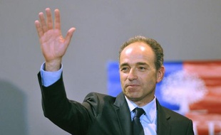 Le président de l'UMP, Jean-François Copé, a affirmé mercredi que si la droite revient au pouvoir en 2017, elle "réécrira" la loi sur la mariage homosexuel adoptée mardi par le Parlement.
