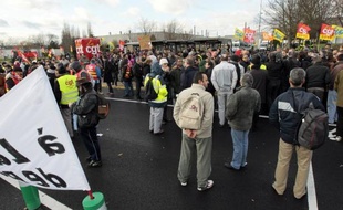 L'inquiétude grandit autour du site PSA Peugeot Citroën à Aulnay-sous-Bois (Seine-Saint-Denis), les syndicats et les élus locaux craignant l'annonce dès juillet de la fermeture de cet établissement, depuis longtemps menacé, qui emploie encore plus de 3.000 salariés.