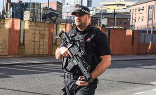 Un policier britannique patrouille le 23 mai 2017, au lendemain de l'attentat qui a fait 22 morts et 59 blessés à Manchester.
