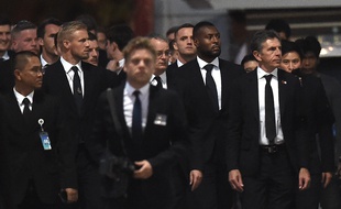Claude Puel et les joueurs de Leicester aux funérailles de Vichai Srivaddhanaprabha.