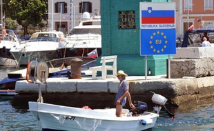 Les Slovènes, plongés dans une grave récession, se disent ravis d'accueillir les Croates dans la grande famille européenne le 1e juillet, mais en bons voisins, ils tiennent à les prévenir: "Bientôt, vous nous rejoindrez en enfer!".