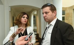 "Je souhaitais que les règles changent, je ne pouvais pas rester sans rien faire", a déclaré Raphaël Halet (D), ici avec son avocate May Nalepa, au palais de justice de Luxembourg le 26 avril 2016
