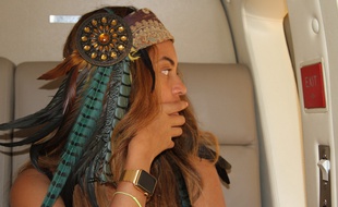 Beyoncé porte une montre Apple Watch tout en or.