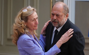 Nicole Belloubet et Eric Dupond-Moretti, ancienne et nouveau garde des Sceaux, lors de leur passation de pouvoirs, le 7 juillet 2020 à Paris.