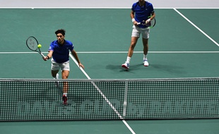 Le double français Pierre-Hugues Herbert et Nicolas Mahut face aux Japonais en Coupe Davis, mardi 19 novembre.