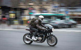 Un motard, le 15 janvier 2019, à Paris.