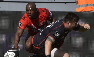 Cyril Baille (au sol) vient d'inscrire l'essai du Stade Toulousain lors du barrage du Top 14 contre Oyonnax, le 30 mai 2015 à Toulouse.