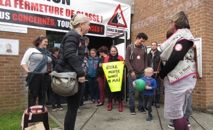 Plusieurs parents et enseignants de l'école Chopin de Villeneuve d'Ascq se mobilisent pour éviter la fermeture d'une classe.