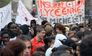 Une dizaine de lycées parisiens ont été perturbés mardi matin et le site de Tolbiac de Paris I était bloqué lors d'une journée d'actions prévue dans le cadre du mouvement étudiant et lycéen de contestation de la loi Pécresse, a-t-on appris auprès du rectorat de Paris.