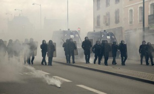 Heurts entre la police et des manifestants à Rennes, le 14 mai 2016
