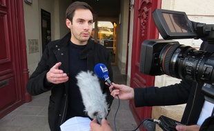 Pierre Douillard, victime d'un tir de flashball à l'œil, devant le tribunal administratif de Nantes le 30 novembre 2016.