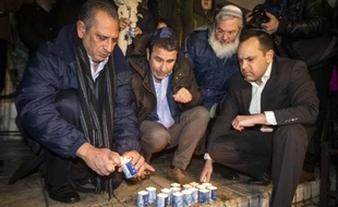 Des binationaux franco-israéliens allument des bougies le 10 janvier 2015 lors d'une cérémonie à Tel-Aviv, en Israël, en hommage aux 17 personnes tuées par des terroristes à Paris, dont quatre dans une supérette casher