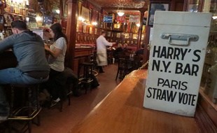 Au Harry's bar, depuis mercredi, les expatriés américains et touristes de passage sont invités à élire fictivement leur prochain président.
