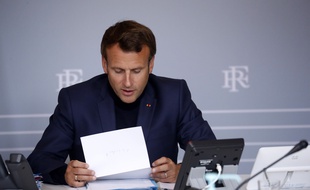 Emmanuel Macron participe à un appel en vidéoconférence depuis l'Elysée, le 30 avril 2020.