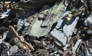 Les gendarmes pendant les recherches sur les lieux du crash de l'A320 de la Germanwings.