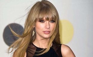Taylor Swift sur le tapis rouge des Brit Awards à Londres, le 20 février 2013.