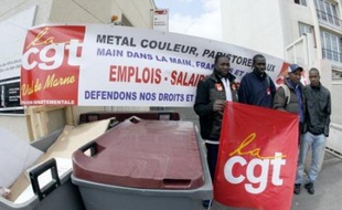 Pour la première fois en France, quelque 300 salariés sans-papiers d'une vingtaine d'entreprises franciliennes de différents secteurs ont entamé mardi une grève illimitée, avec le soutien de la CGT au niveau confédéral, pour demander leur régularisation.