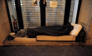 Foyers, parkings ou locaux à poubelles: des SDF parisiens, qui ont encore à l'esprit l'hiver rude de l'an passé, conjuguent débrouille et aide des associations pour dormir au chaud la nuit et se préparer à l'arrivée de la première vague de froid, annoncée cette semaine.