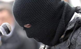 9 avril 2012, un membre masqué de l'IRA lit un message au cours d'une commémoration.