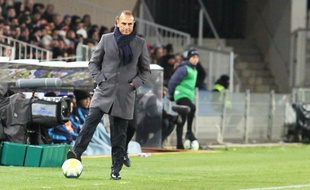 Der Zakarian sur la pelouse de la Mosson, à Montpellier