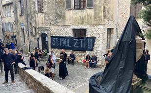 La fontaine du village a également été recouverte d'un drap noir ce mercredi